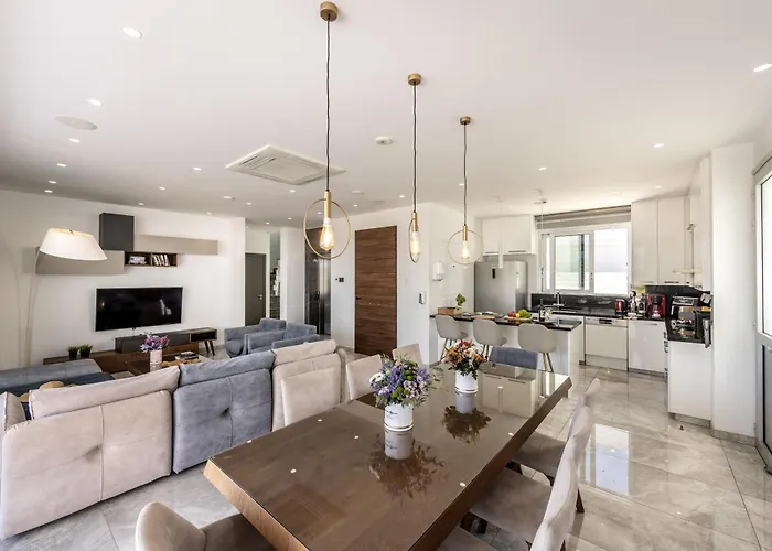 Fig Tree Bay Residences 6 *